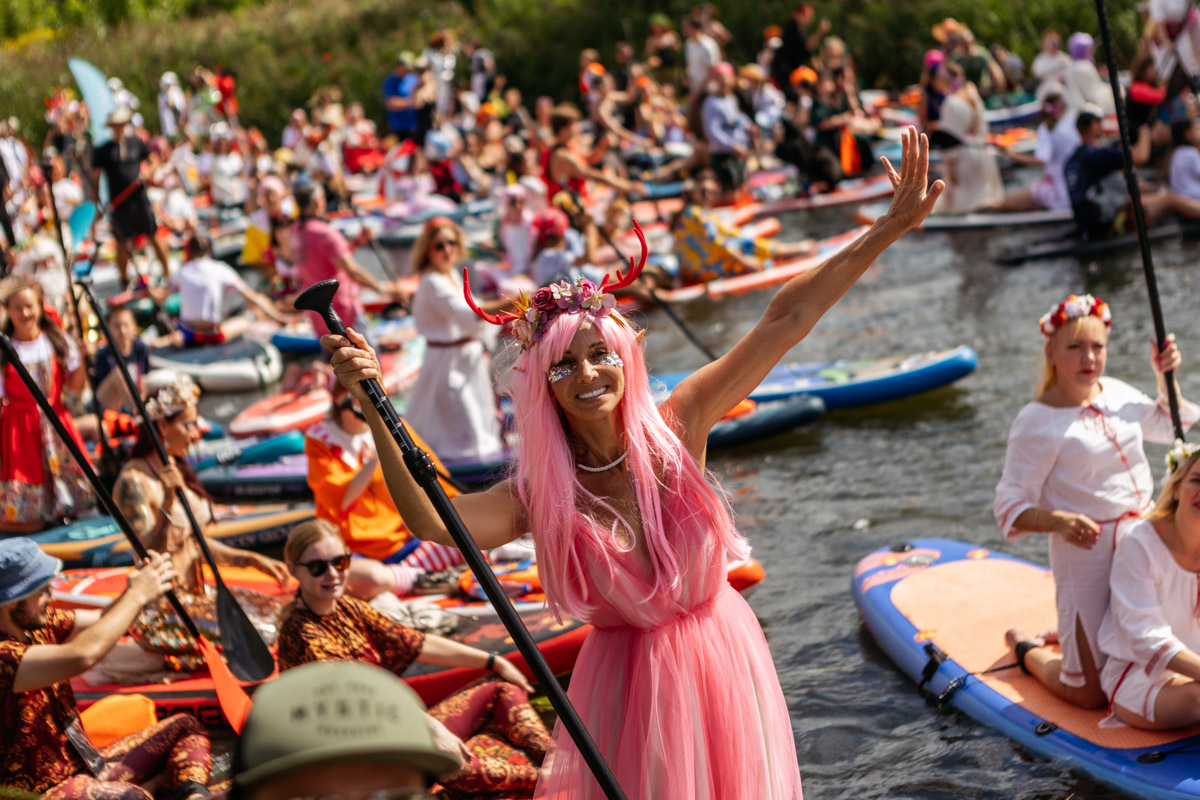 Sup-карнавал в Суздале точно войдет в топ ярких ивентов уходящего лета. Костюмированный фестиваль собрал более тысячи участников из разных регионов страны, которые примерили самые неожиданные образы. В минувшие выходные по Каменке бок о бок проплыли дед Мазай, Бэтмен, Марио. Кто еще вышел на воду, читайте в материале «Ключ-Медиа».