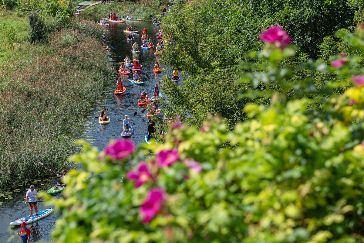 Sup-карнавал в Суздале точно войдет в топ ярких ивентов уходящего лета. Костюмированный фестиваль собрал более тысячи участников из разных регионов страны, которые примерили самые неожиданные образы. В минувшие выходные по Каменке бок о бок проплыли дед Мазай, Бэтмен, Марио. Кто еще вышел на воду, читайте в материале «Ключ-Медиа».