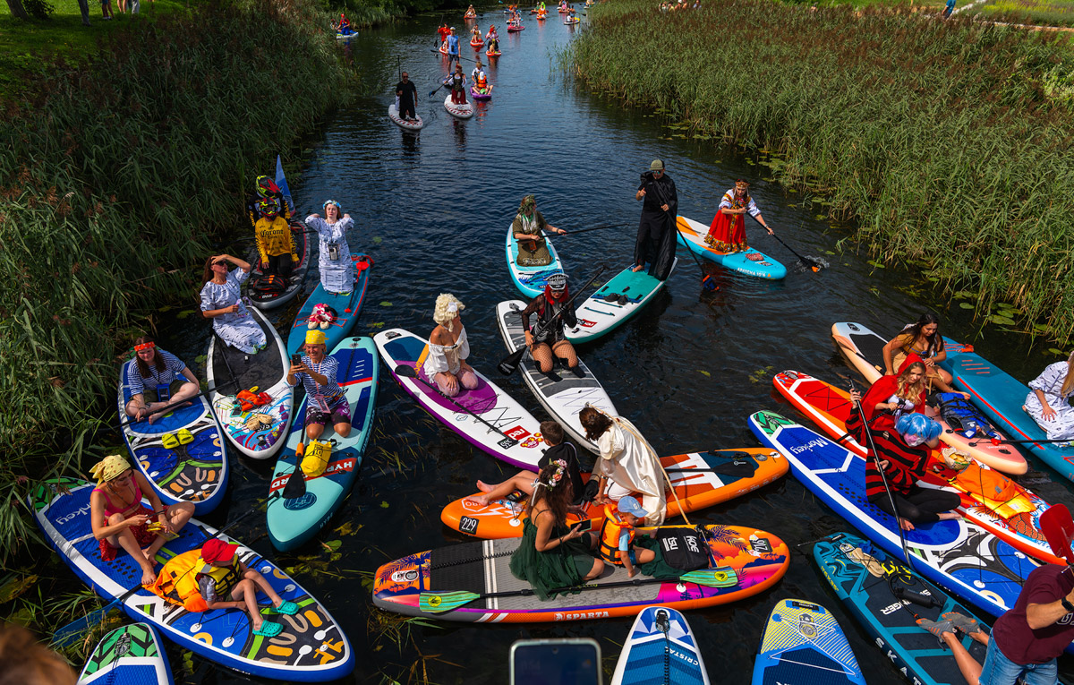 Sup-карнавал в Суздале точно войдет в топ ярких ивентов уходящего лета. Костюмированный фестиваль собрал более тысячи участников из разных регионов страны, которые примерили самые неожиданные образы. В минувшие выходные по Каменке бок о бок проплыли дед Мазай, Бэтмен, Марио. Кто еще вышел на воду, читайте в материале «Ключ-Медиа».