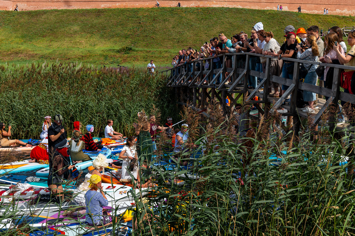 Sup-карнавал в Суздале точно войдет в топ ярких ивентов уходящего лета. Костюмированный фестиваль собрал более тысячи участников из разных регионов страны, которые примерили самые неожиданные образы. В минувшие выходные по Каменке бок о бок проплыли дед Мазай, Бэтмен, Марио. Кто еще вышел на воду, читайте в материале «Ключ-Медиа».