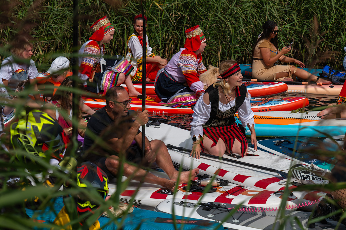 Sup-карнавал в Суздале точно войдет в топ ярких ивентов уходящего лета. Костюмированный фестиваль собрал более тысячи участников из разных регионов страны, которые примерили самые неожиданные образы. В минувшие выходные по Каменке бок о бок проплыли дед Мазай, Бэтмен, Марио. Кто еще вышел на воду, читайте в материале «Ключ-Медиа».