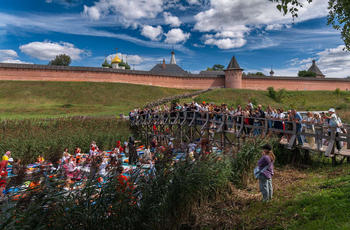 Sup-карнавал в Суздале точно войдет в топ ярких ивентов уходящего лета. Костюмированный фестиваль собрал более тысячи участников из разных регионов страны, которые примерили самые неожиданные образы. В минувшие выходные по Каменке бок о бок проплыли дед Мазай, Бэтмен, Марио. Кто еще вышел на воду, читайте в материале «Ключ-Медиа».