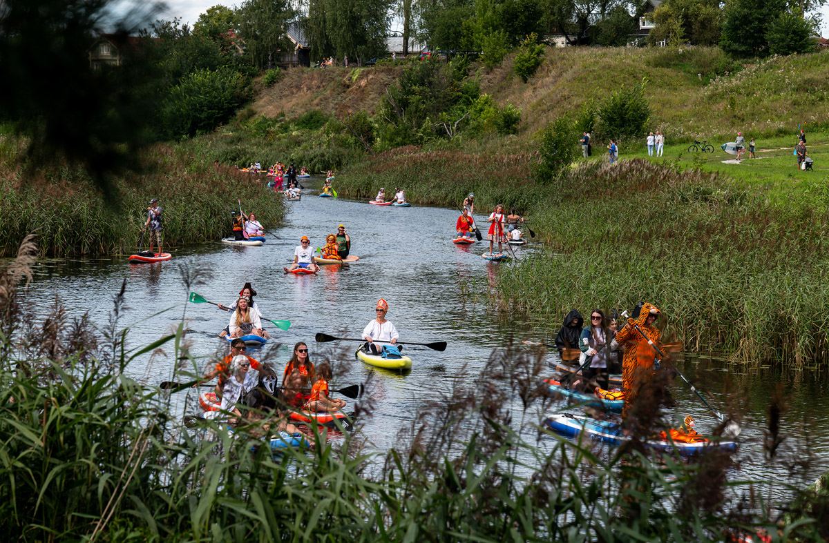 Sup-карнавал в Суздале точно войдет в топ ярких ивентов уходящего лета. Костюмированный фестиваль собрал более тысячи участников из разных регионов страны, которые примерили самые неожиданные образы. В минувшие выходные по Каменке бок о бок проплыли дед Мазай, Бэтмен, Марио. Кто еще вышел на воду, читайте в материале «Ключ-Медиа».
