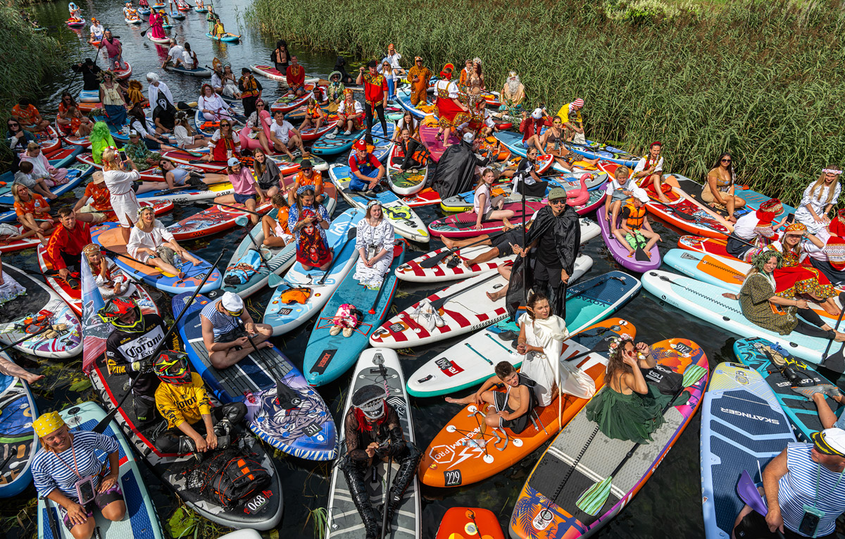 Sup-карнавал в Суздале точно войдет в топ ярких ивентов уходящего лета. Костюмированный фестиваль собрал более тысячи участников из разных регионов страны, которые примерили самые неожиданные образы. В минувшие выходные по Каменке бок о бок проплыли дед Мазай, Бэтмен, Марио. Кто еще вышел на воду, читайте в материале «Ключ-Медиа».