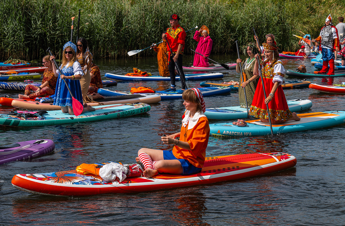 Sup-карнавал в Суздале точно войдет в топ ярких ивентов уходящего лета. Костюмированный фестиваль собрал более тысячи участников из разных регионов страны, которые примерили самые неожиданные образы. В минувшие выходные по Каменке бок о бок проплыли дед Мазай, Бэтмен, Марио. Кто еще вышел на воду, читайте в материале «Ключ-Медиа».