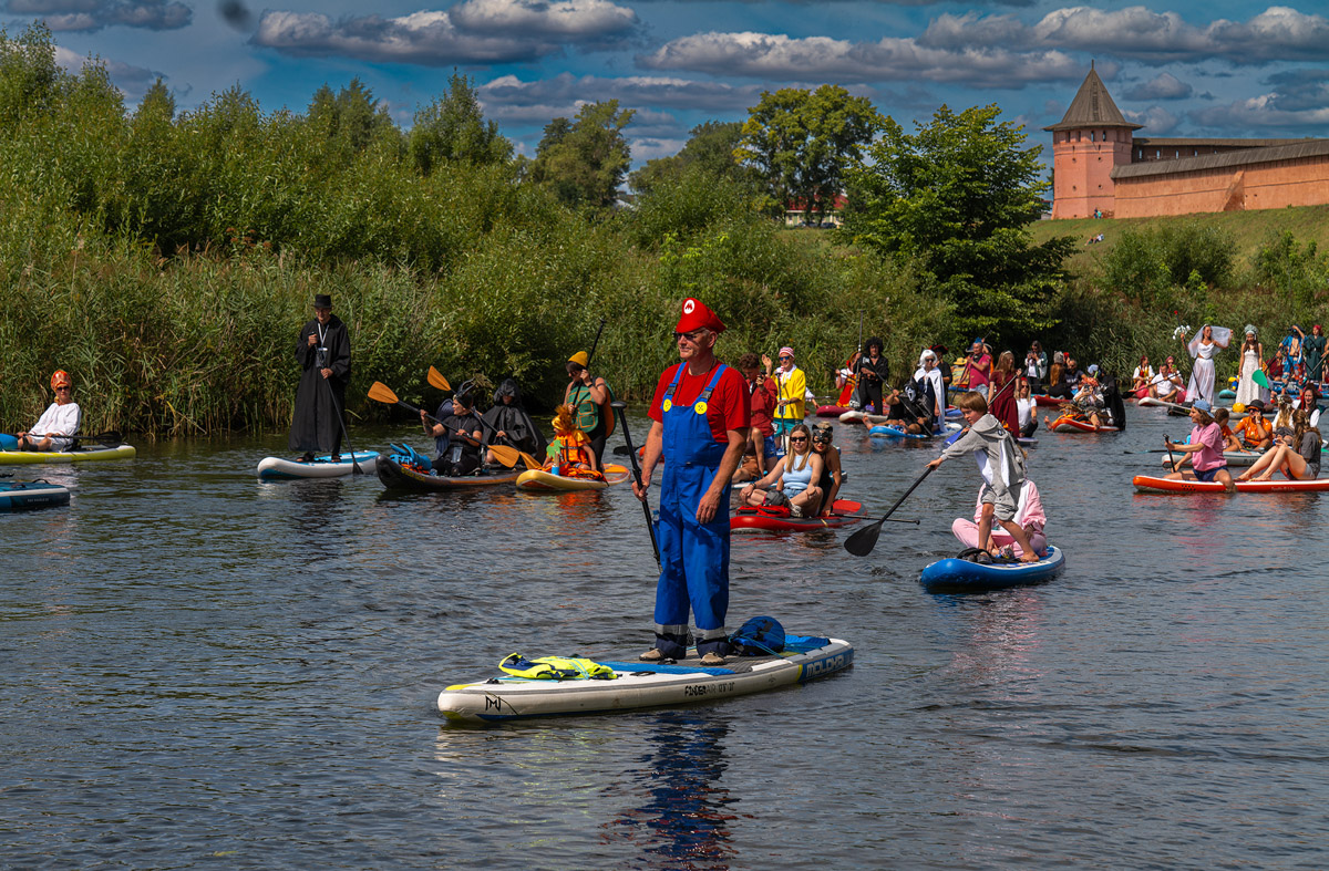 Sup-карнавал в Суздале точно войдет в топ ярких ивентов уходящего лета. Костюмированный фестиваль собрал более тысячи участников из разных регионов страны, которые примерили самые неожиданные образы. В минувшие выходные по Каменке бок о бок проплыли дед Мазай, Бэтмен, Марио. Кто еще вышел на воду, читайте в материале «Ключ-Медиа».