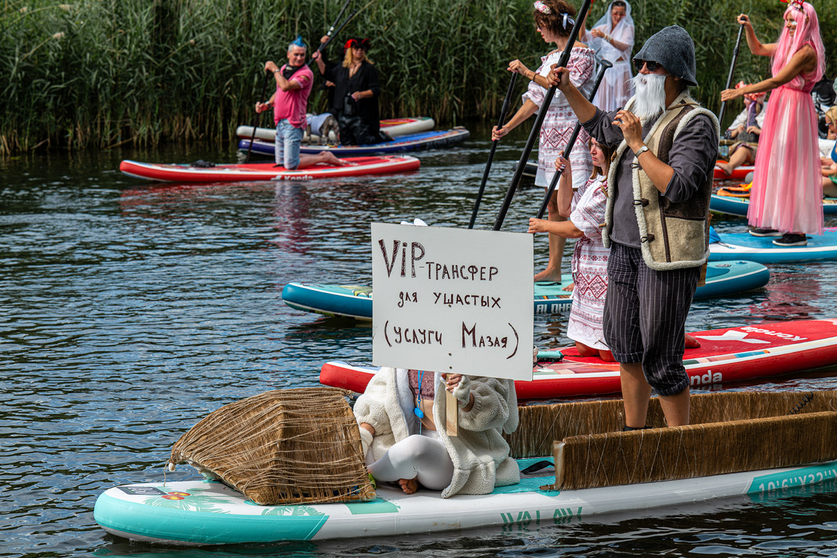 Sup-карнавал в Суздале точно войдет в топ ярких ивентов уходящего лета. Костюмированный фестиваль собрал более тысячи участников из разных регионов страны, которые примерили самые неожиданные образы. В минувшие выходные по Каменке бок о бок проплыли дед Мазай, Бэтмен, Марио. Кто еще вышел на воду, читайте в материале «Ключ-Медиа».
