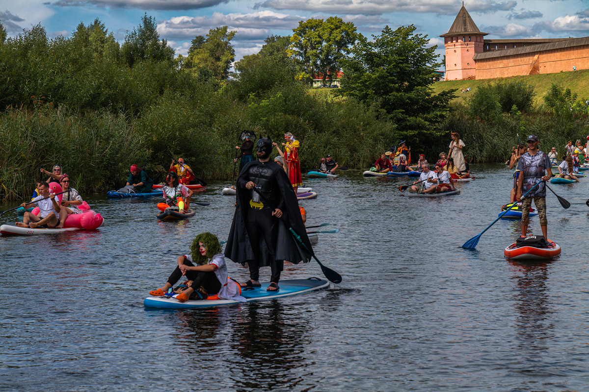 Sup-карнавал в Суздале точно войдет в топ ярких ивентов уходящего лета. Костюмированный фестиваль собрал более тысячи участников из разных регионов страны, которые примерили самые неожиданные образы. В минувшие выходные по Каменке бок о бок проплыли дед Мазай, Бэтмен, Марио. Кто еще вышел на воду, читайте в материале «Ключ-Медиа».