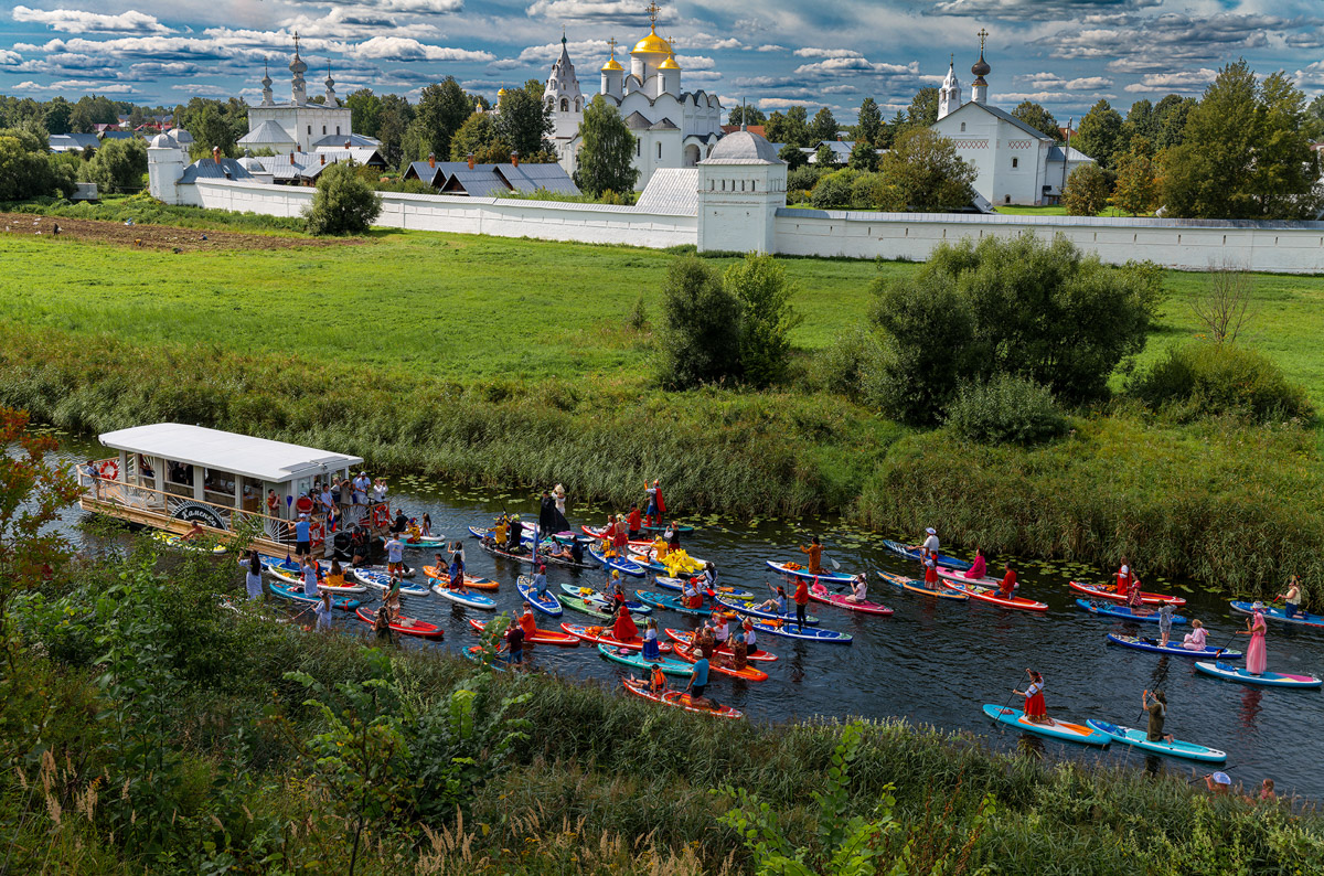 Sup-карнавал в Суздале точно войдет в топ ярких ивентов уходящего лета. Костюмированный фестиваль собрал более тысячи участников из разных регионов страны, которые примерили самые неожиданные образы. В минувшие выходные по Каменке бок о бок проплыли дед Мазай, Бэтмен, Марио. Кто еще вышел на воду, читайте в материале «Ключ-Медиа».