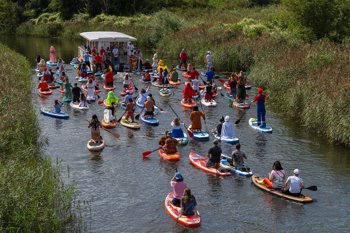 Sup-карнавал в Суздале точно войдет в топ ярких ивентов уходящего лета. Костюмированный фестиваль собрал более тысячи участников из разных регионов страны, которые примерили самые неожиданные образы. В минувшие выходные по Каменке бок о бок проплыли дед Мазай, Бэтмен, Марио. Кто еще вышел на воду, читайте в материале «Ключ-Медиа».