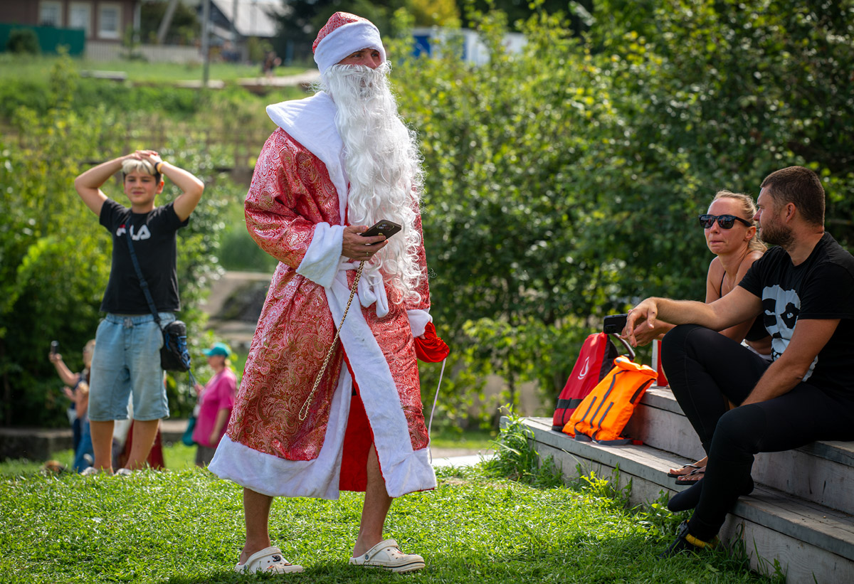 Sup-карнавал в Суздале точно войдет в топ ярких ивентов уходящего лета. Костюмированный фестиваль собрал более тысячи участников из разных регионов страны, которые примерили самые неожиданные образы. В минувшие выходные по Каменке бок о бок проплыли дед Мазай, Бэтмен, Марио. Кто еще вышел на воду, читайте в материале «Ключ-Медиа».