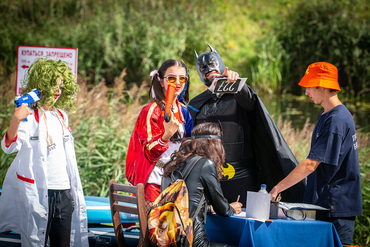 Sup-карнавал в Суздале точно войдет в топ ярких ивентов уходящего лета. Костюмированный фестиваль собрал более тысячи участников из разных регионов страны, которые примерили самые неожиданные образы. В минувшие выходные по Каменке бок о бок проплыли дед Мазай, Бэтмен, Марио. Кто еще вышел на воду, читайте в материале «Ключ-Медиа».