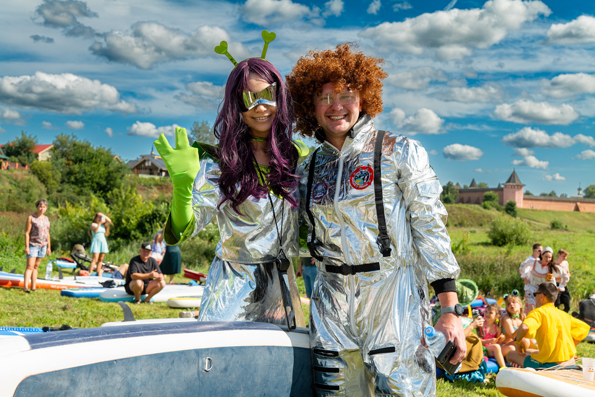 Sup-карнавал в Суздале точно войдет в топ ярких ивентов уходящего лета. Костюмированный фестиваль собрал более тысячи участников из разных регионов страны, которые примерили самые неожиданные образы. В минувшие выходные по Каменке бок о бок проплыли дед Мазай, Бэтмен, Марио. Кто еще вышел на воду, читайте в материале «Ключ-Медиа».