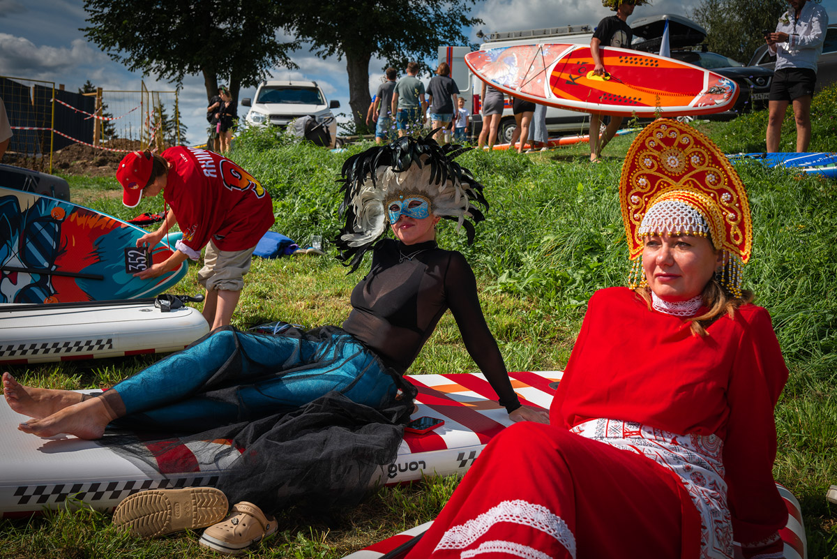 Sup-карнавал в Суздале точно войдет в топ ярких ивентов уходящего лета. Костюмированный фестиваль собрал более тысячи участников из разных регионов страны, которые примерили самые неожиданные образы. В минувшие выходные по Каменке бок о бок проплыли дед Мазай, Бэтмен, Марио. Кто еще вышел на воду, читайте в материале «Ключ-Медиа».