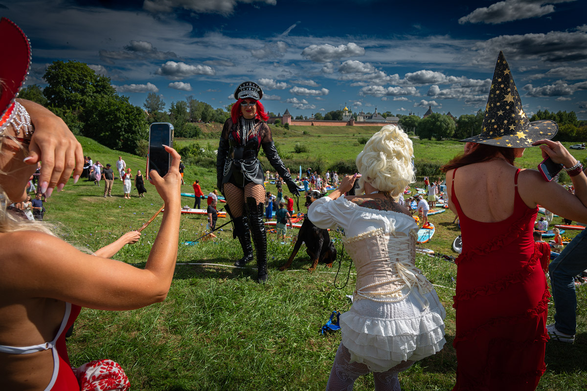 Sup-карнавал в Суздале точно войдет в топ ярких ивентов уходящего лета. Костюмированный фестиваль собрал более тысячи участников из разных регионов страны, которые примерили самые неожиданные образы. В минувшие выходные по Каменке бок о бок проплыли дед Мазай, Бэтмен, Марио. Кто еще вышел на воду, читайте в материале «Ключ-Медиа».