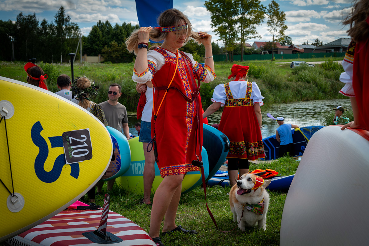 Sup-карнавал в Суздале точно войдет в топ ярких ивентов уходящего лета. Костюмированный фестиваль собрал более тысячи участников из разных регионов страны, которые примерили самые неожиданные образы. В минувшие выходные по Каменке бок о бок проплыли дед Мазай, Бэтмен, Марио. Кто еще вышел на воду, читайте в материале «Ключ-Медиа».