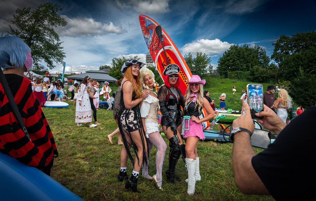 Sup-карнавал в Суздале точно войдет в топ ярких ивентов уходящего лета. Костюмированный фестиваль собрал более тысячи участников из разных регионов страны, которые примерили самые неожиданные образы. В минувшие выходные по Каменке бок о бок проплыли дед Мазай, Бэтмен, Марио. Кто еще вышел на воду, читайте в материале «Ключ-Медиа».