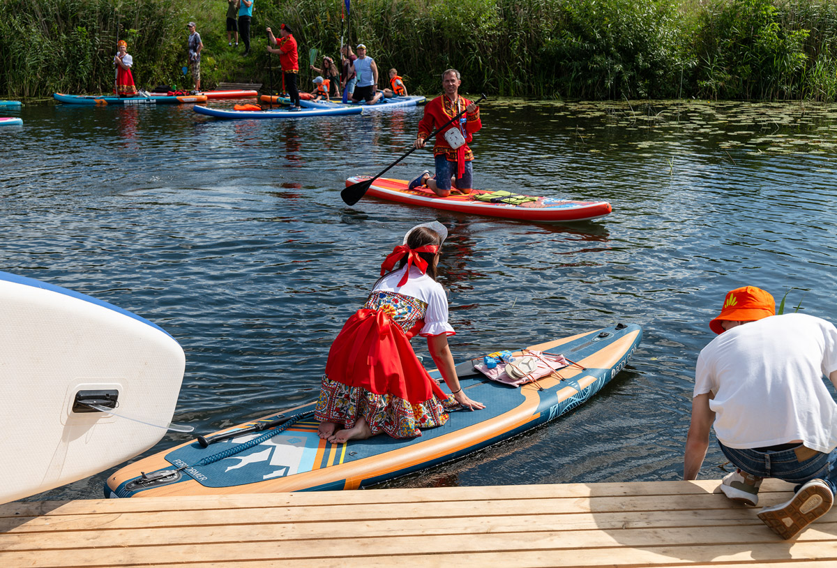 Sup-карнавал в Суздале точно войдет в топ ярких ивентов уходящего лета. Костюмированный фестиваль собрал более тысячи участников из разных регионов страны, которые примерили самые неожиданные образы. В минувшие выходные по Каменке бок о бок проплыли дед Мазай, Бэтмен, Марио. Кто еще вышел на воду, читайте в материале «Ключ-Медиа».