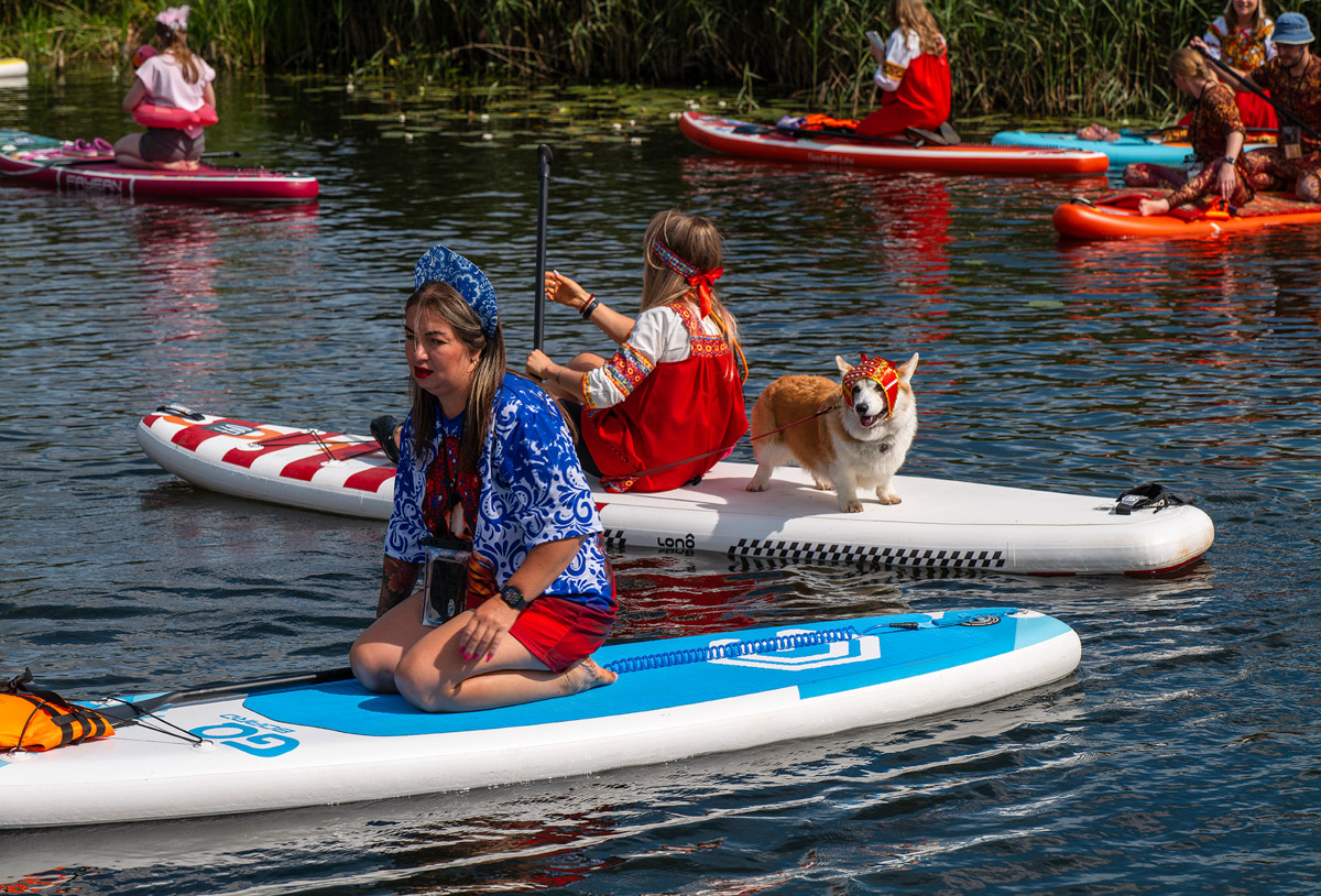 Sup-карнавал в Суздале точно войдет в топ ярких ивентов уходящего лета. Костюмированный фестиваль собрал более тысячи участников из разных регионов страны, которые примерили самые неожиданные образы. В минувшие выходные по Каменке бок о бок проплыли дед Мазай, Бэтмен, Марио. Кто еще вышел на воду, читайте в материале «Ключ-Медиа».