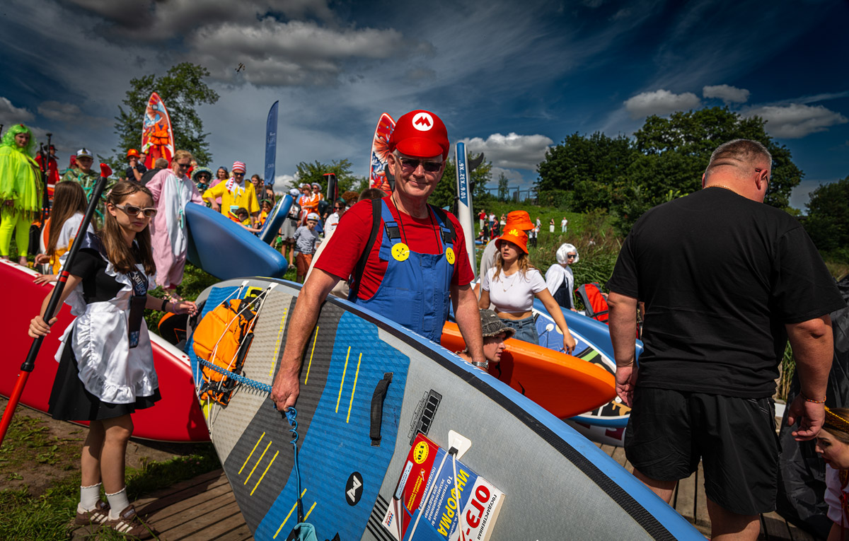 Sup-карнавал в Суздале точно войдет в топ ярких ивентов уходящего лета. Костюмированный фестиваль собрал более тысячи участников из разных регионов страны, которые примерили самые неожиданные образы. В минувшие выходные по Каменке бок о бок проплыли дед Мазай, Бэтмен, Марио. Кто еще вышел на воду, читайте в материале «Ключ-Медиа».