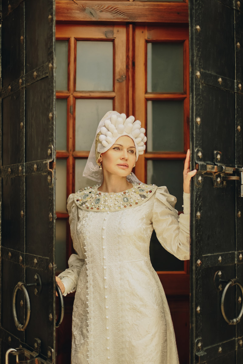 Писатель и ученый Жанна Андриевская посещает наш регион не первый раз. Визиты эти не туристического характера. В результате первой поездки она выпустила книгу «Мифы и легенды Древней Руси», а после посещения региона летом 2025-го написала научные статьи и очерки, вошедшие в рукопись «Душа народа: истоки русской самобытности».