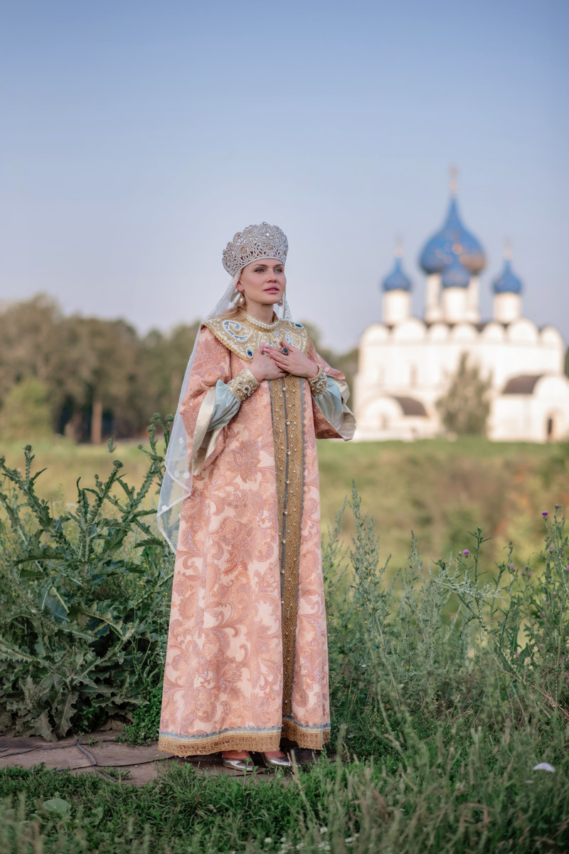 Писатель и ученый Жанна Андриевская посещает наш регион не первый раз. Визиты эти не туристического характера. В результате первой поездки она выпустила книгу «Мифы и легенды Древней Руси», а после посещения региона летом 2025-го написала научные статьи и очерки, вошедшие в рукопись «Душа народа: истоки русской самобытности».