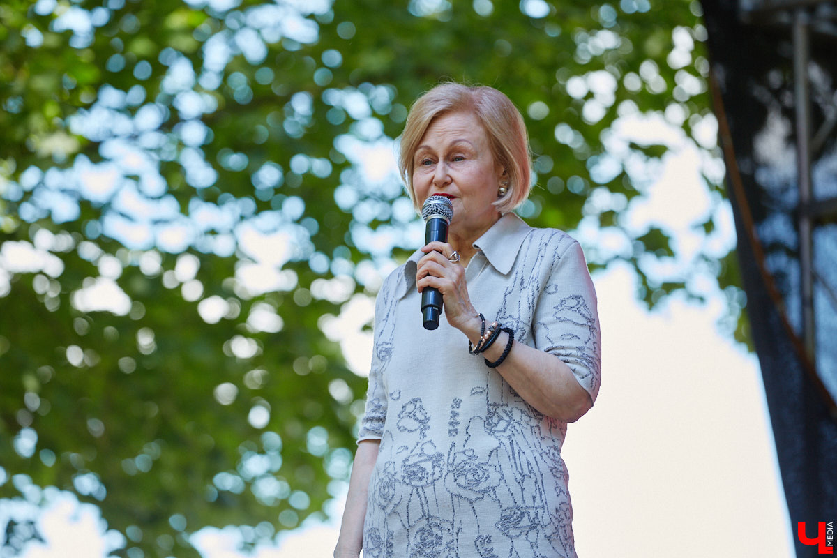 Пятый книжный фестиваль «Китоврас» сосредоточил вокруг себя все культурное сообщество Владимира. По традиции были на нем и звезды. Если в 2024-м столицу региона посетила Татьяна Толстая, то в этот раз приглашение получила королева ироничного детектива Дарья Донцова. Подробности события — в нашем фоторепортаже!