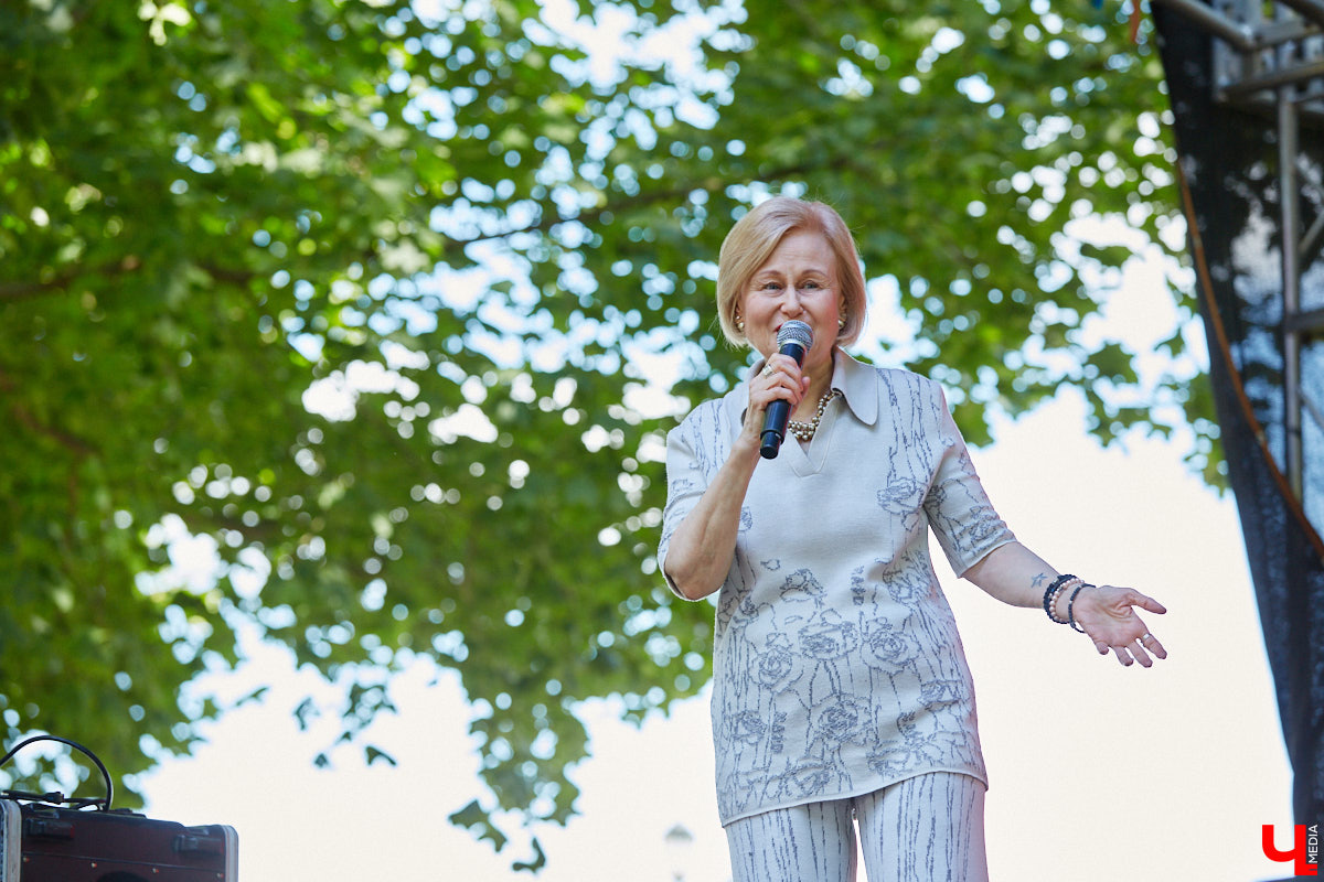 Пятый книжный фестиваль «Китоврас» сосредоточил вокруг себя все культурное сообщество Владимира. По традиции были на нем и звезды. Если в 2024-м столицу региона посетила Татьяна Толстая, то в этот раз приглашение получила королева ироничного детектива Дарья Донцова. Подробности события — в нашем фоторепортаже!