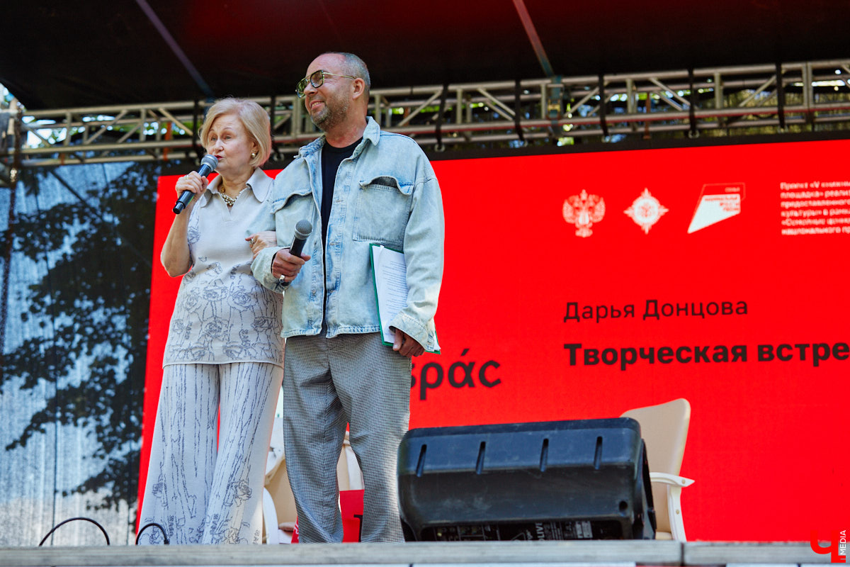 Пятый книжный фестиваль «Китоврас» сосредоточил вокруг себя все культурное сообщество Владимира. По традиции были на нем и звезды. Если в 2024-м столицу региона посетила Татьяна Толстая, то в этот раз приглашение получила королева ироничного детектива Дарья Донцова. Подробности события — в нашем фоторепортаже!