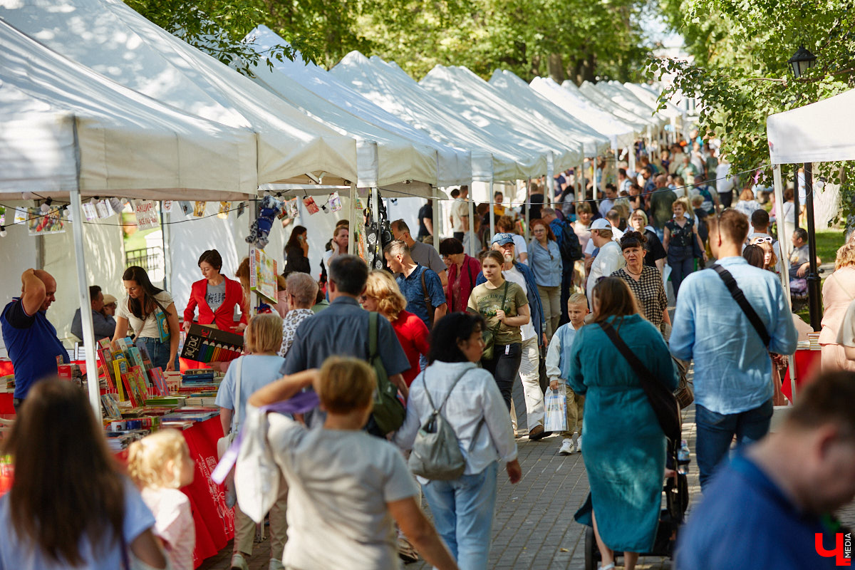 Пятый книжный фестиваль «Китоврас» сосредоточил вокруг себя все культурное сообщество Владимира. По традиции были на нем и звезды. Если в 2024-м столицу региона посетила Татьяна Толстая, то в этот раз приглашение получила королева ироничного детектива Дарья Донцова. Подробности события — в нашем фоторепортаже!