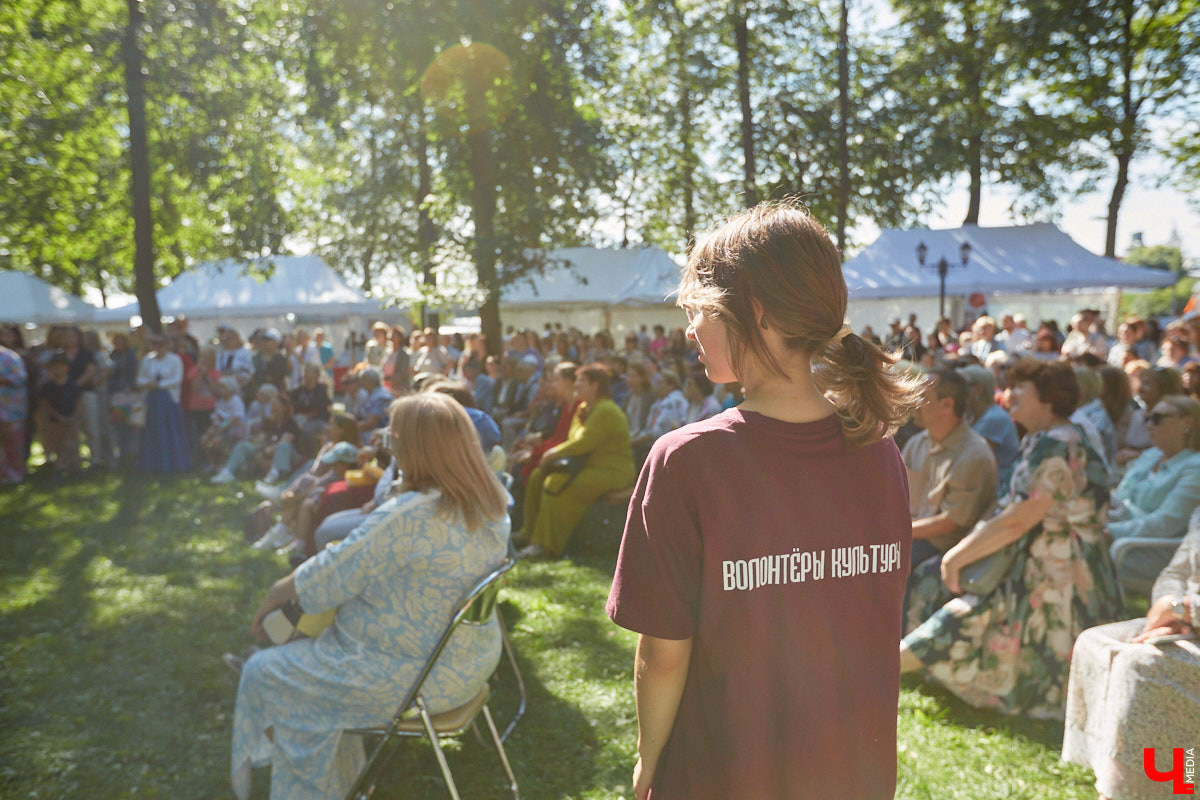 Пятый книжный фестиваль «Китоврас» сосредоточил вокруг себя все культурное сообщество Владимира. По традиции были на нем и звезды. Если в 2024-м столицу региона посетила Татьяна Толстая, то в этот раз приглашение получила королева ироничного детектива Дарья Донцова. Подробности события — в нашем фоторепортаже!