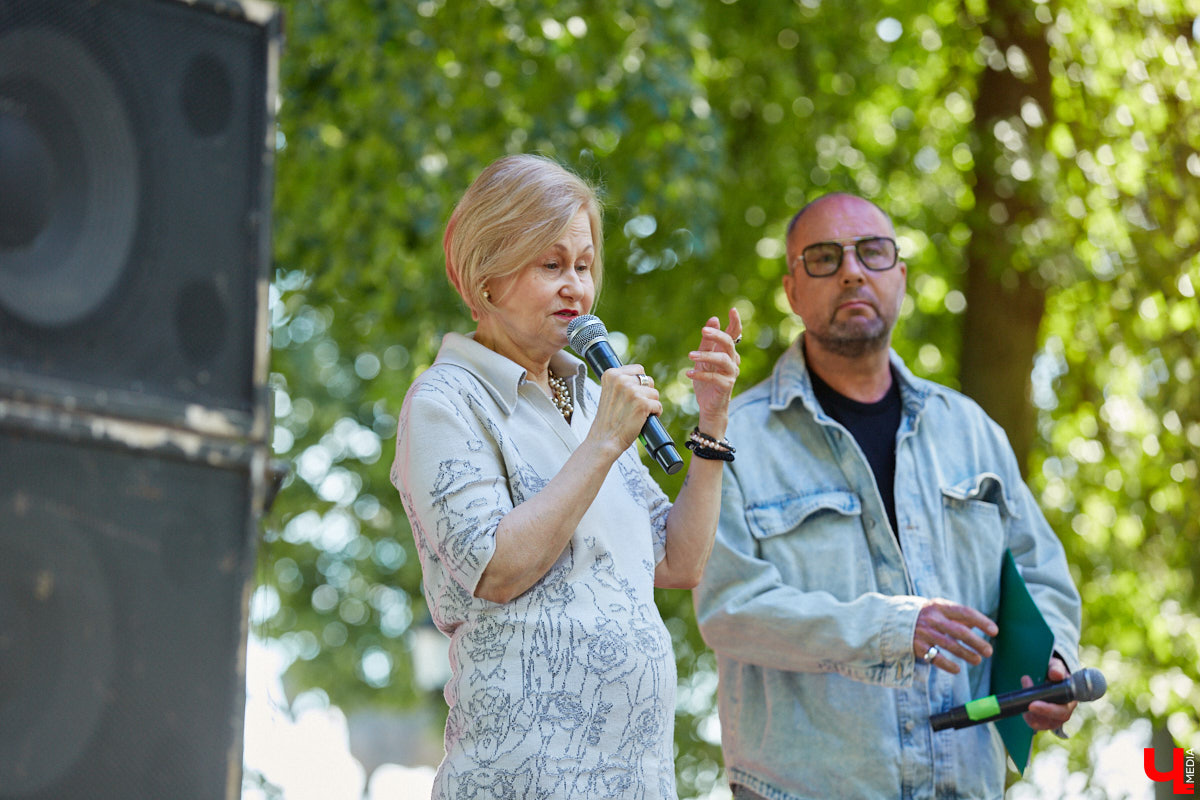Пятый книжный фестиваль «Китоврас» сосредоточил вокруг себя все культурное сообщество Владимира. По традиции были на нем и звезды. Если в 2024-м столицу региона посетила Татьяна Толстая, то в этот раз приглашение получила королева ироничного детектива Дарья Донцова. Подробности события — в нашем фоторепортаже!