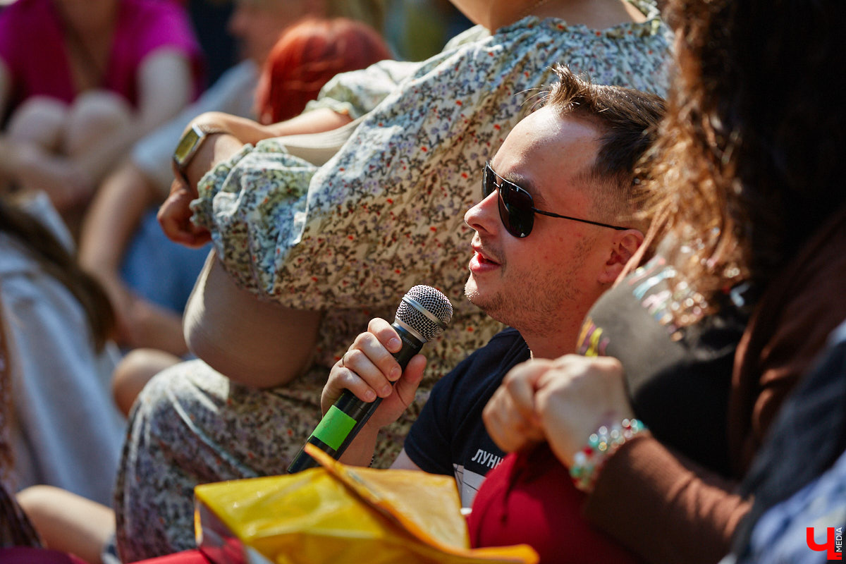 Пятый книжный фестиваль «Китоврас» сосредоточил вокруг себя все культурное сообщество Владимира. По традиции были на нем и звезды. Если в 2024-м столицу региона посетила Татьяна Толстая, то в этот раз приглашение получила королева ироничного детектива Дарья Донцова. Подробности события — в нашем фоторепортаже!