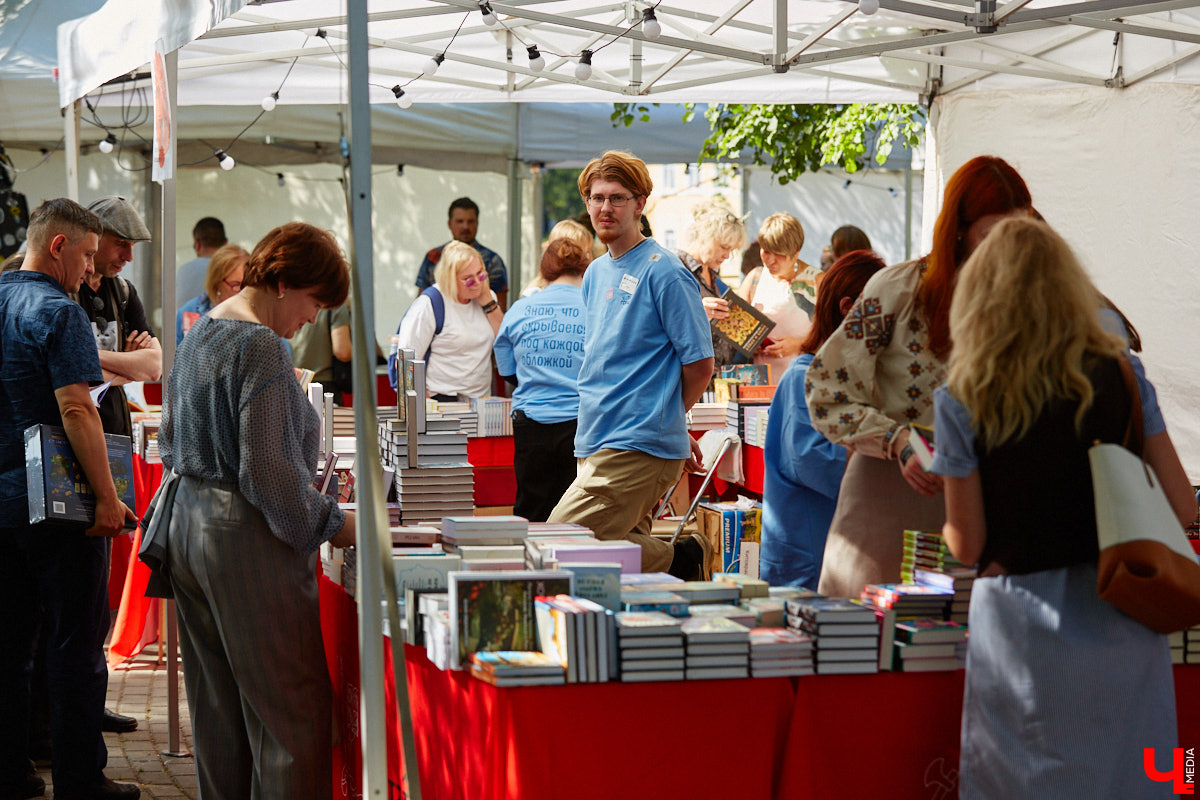 Пятый книжный фестиваль «Китоврас» сосредоточил вокруг себя все культурное сообщество Владимира. По традиции были на нем и звезды. Если в 2024-м столицу региона посетила Татьяна Толстая, то в этот раз приглашение получила королева ироничного детектива Дарья Донцова. Подробности события — в нашем фоторепортаже!