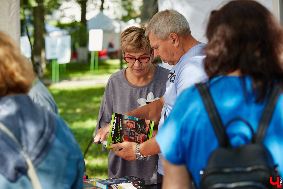 Пятый книжный фестиваль «Китоврас» сосредоточил вокруг себя все культурное сообщество Владимира. По традиции были на нем и звезды. Если в 2024-м столицу региона посетила Татьяна Толстая, то в этот раз приглашение получила королева ироничного детектива Дарья Донцова. Подробности события — в нашем фоторепортаже!