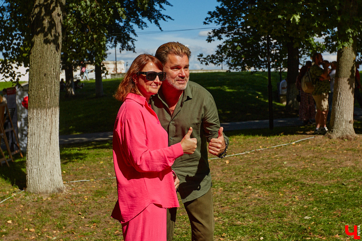 Пятый книжный фестиваль «Китоврас» сосредоточил вокруг себя все культурное сообщество Владимира. По традиции были на нем и звезды. Если в 2024-м столицу региона посетила Татьяна Толстая, то в этот раз приглашение получила королева ироничного детектива Дарья Донцова. Подробности события — в нашем фоторепортаже!