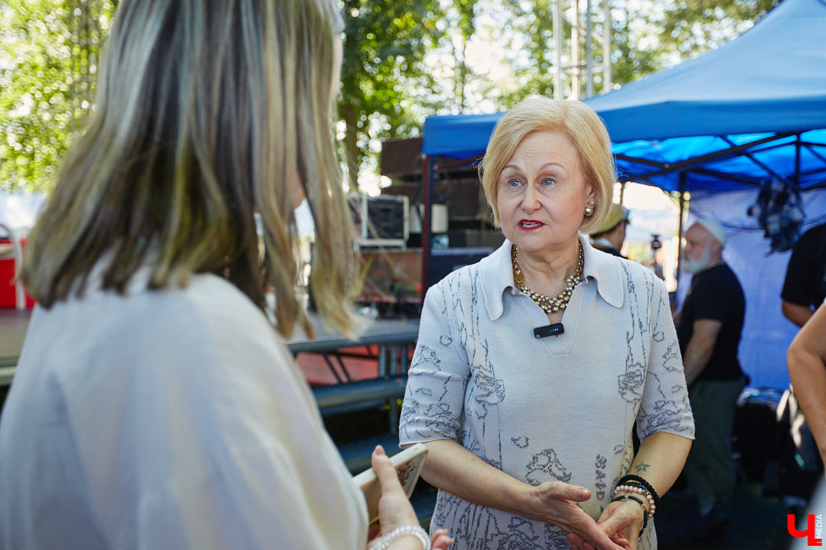 Пятый книжный фестиваль «Китоврас» сосредоточил вокруг себя все культурное сообщество Владимира. По традиции были на нем и звезды. Если в 2024-м столицу региона посетила Татьяна Толстая, то в этот раз приглашение получила королева ироничного детектива Дарья Донцова. Подробности события — в нашем фоторепортаже!