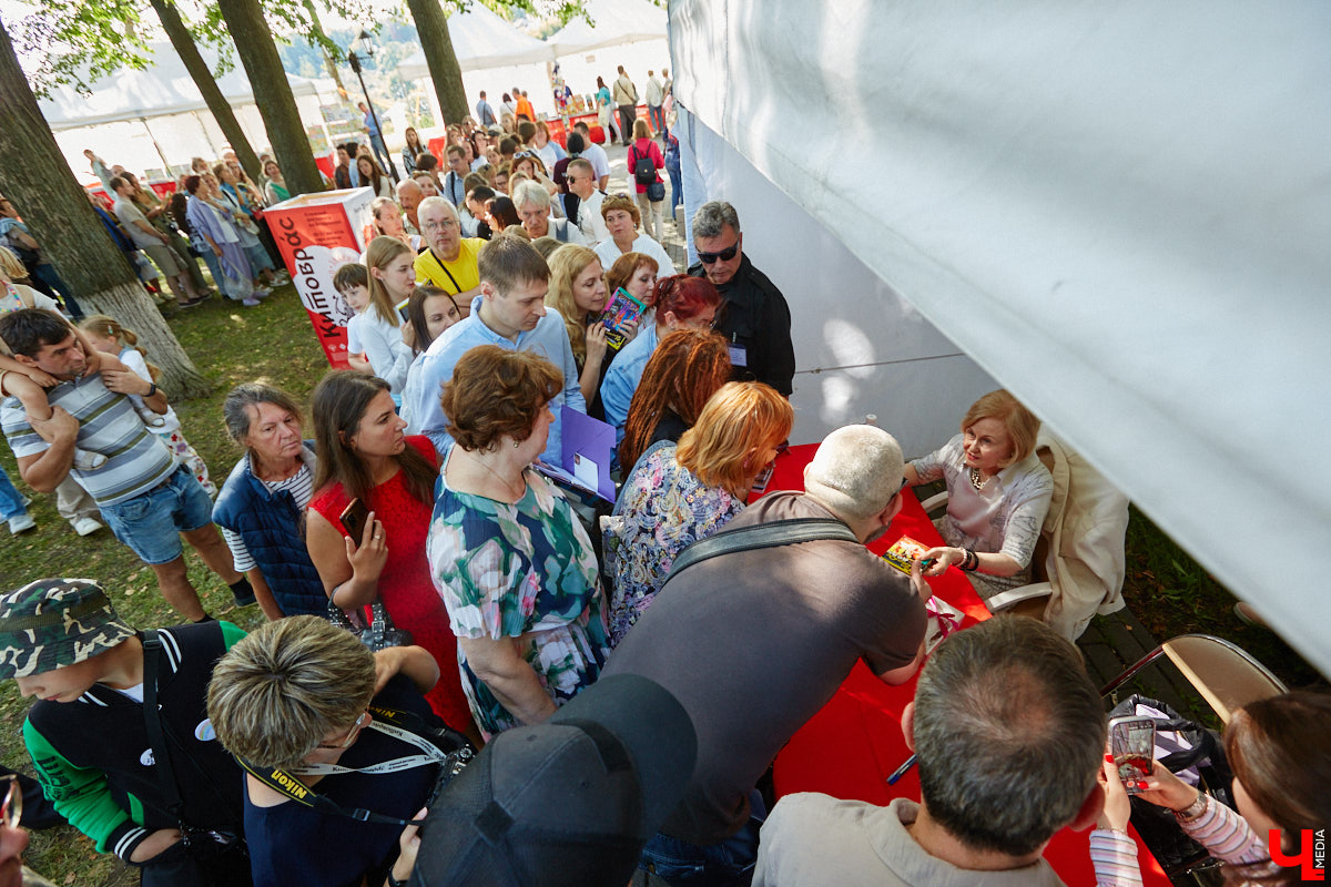 Пятый книжный фестиваль «Китоврас» сосредоточил вокруг себя все культурное сообщество Владимира. По традиции были на нем и звезды. Если в 2024-м столицу региона посетила Татьяна Толстая, то в этот раз приглашение получила королева ироничного детектива Дарья Донцова. Подробности события — в нашем фоторепортаже!