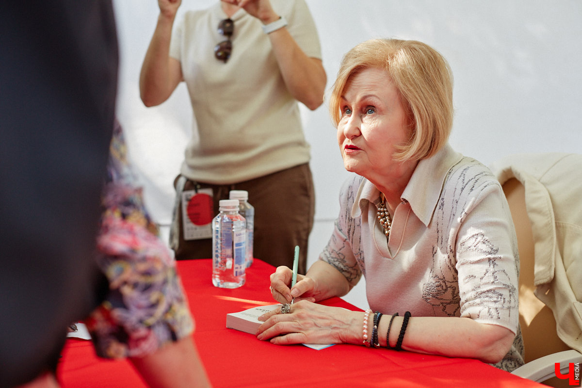 Пятый книжный фестиваль «Китоврас» сосредоточил вокруг себя все культурное сообщество Владимира. По традиции были на нем и звезды. Если в 2024-м столицу региона посетила Татьяна Толстая, то в этот раз приглашение получила королева ироничного детектива Дарья Донцова. Подробности события — в нашем фоторепортаже!