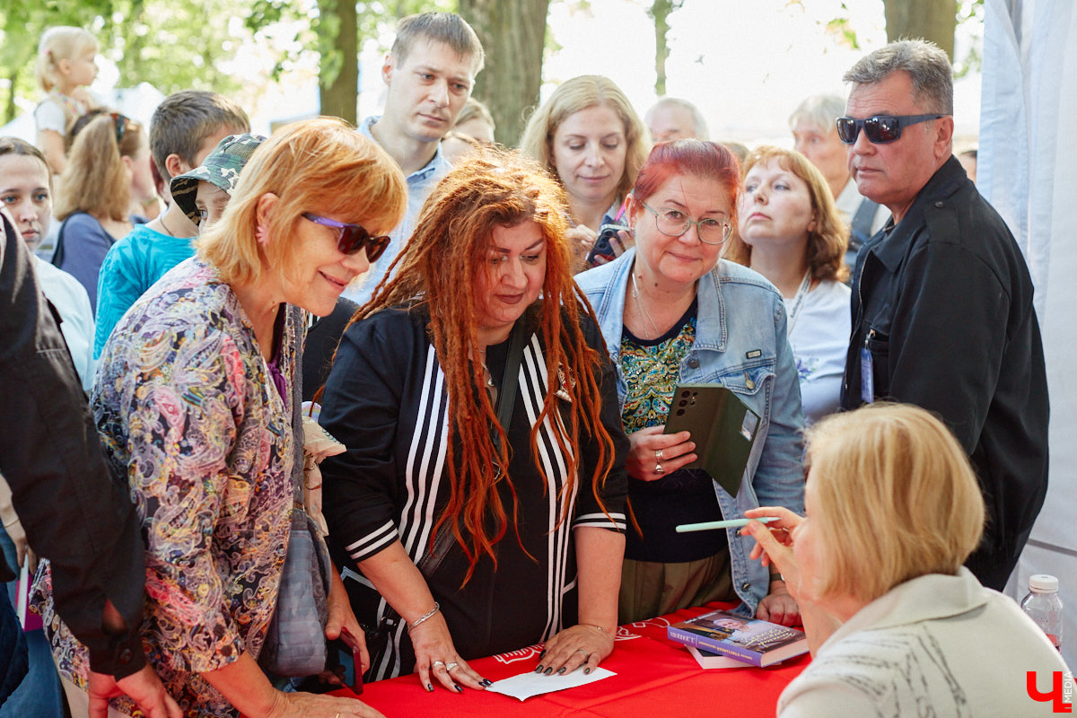 Пятый книжный фестиваль «Китоврас» сосредоточил вокруг себя все культурное сообщество Владимира. По традиции были на нем и звезды. Если в 2024-м столицу региона посетила Татьяна Толстая, то в этот раз приглашение получила королева ироничного детектива Дарья Донцова. Подробности события — в нашем фоторепортаже!