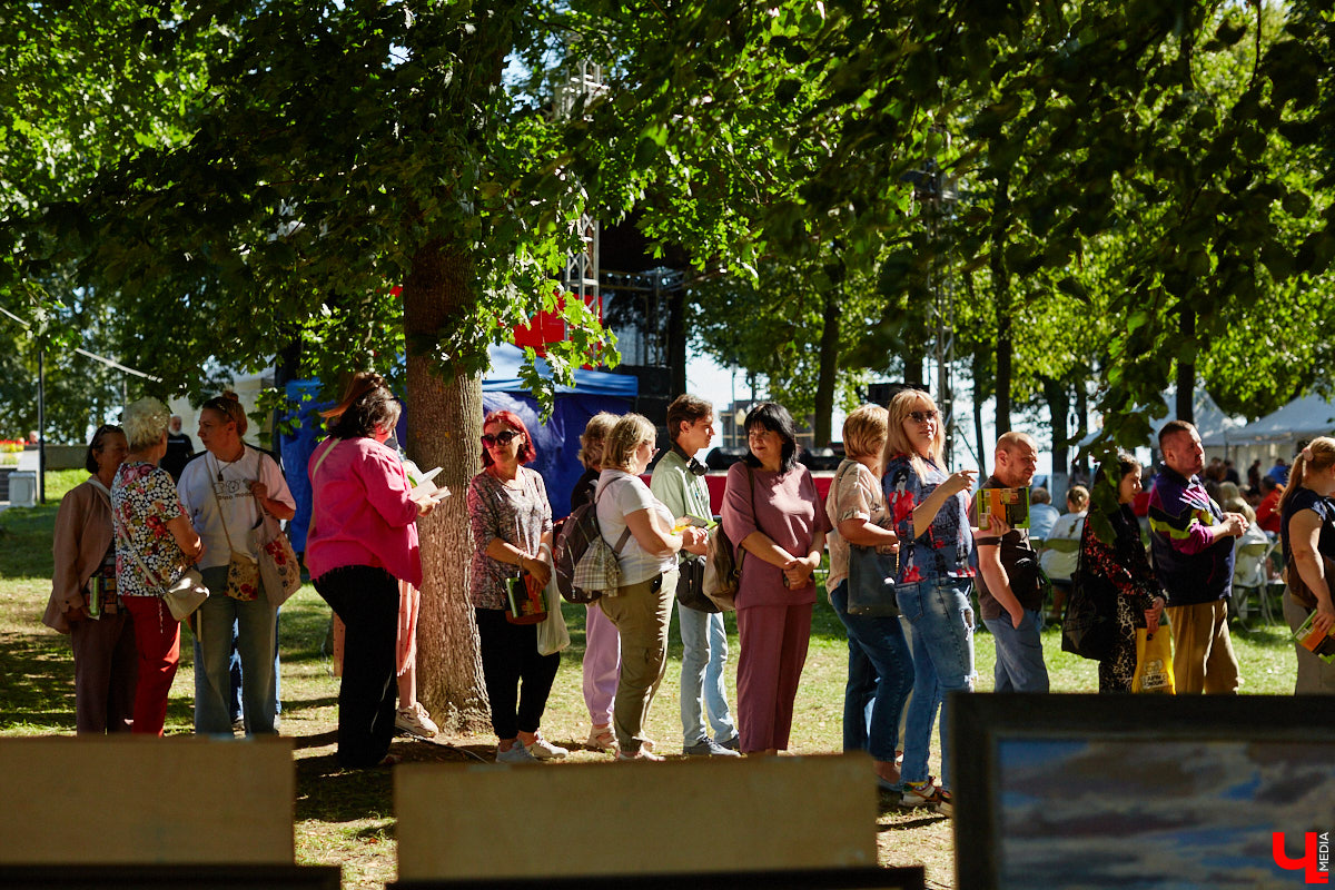 Пятый книжный фестиваль «Китоврас» сосредоточил вокруг себя все культурное сообщество Владимира. По традиции были на нем и звезды. Если в 2024-м столицу региона посетила Татьяна Толстая, то в этот раз приглашение получила королева ироничного детектива Дарья Донцова. Подробности события — в нашем фоторепортаже!