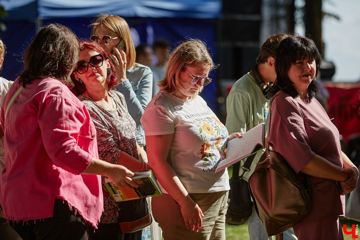Пятый книжный фестиваль «Китоврас» сосредоточил вокруг себя все культурное сообщество Владимира. По традиции были на нем и звезды. Если в 2024-м столицу региона посетила Татьяна Толстая, то в этот раз приглашение получила королева ироничного детектива Дарья Донцова. Подробности события — в нашем фоторепортаже!