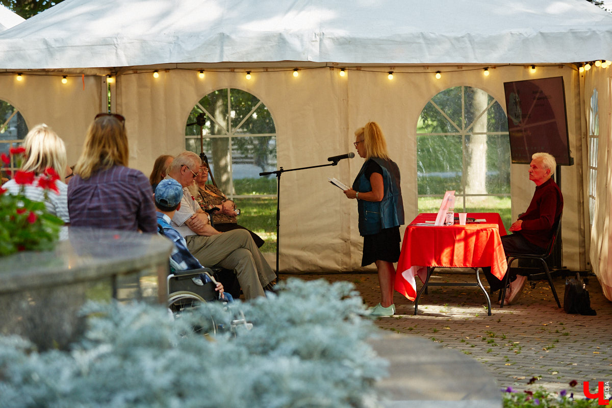Пятый книжный фестиваль «Китоврас» сосредоточил вокруг себя все культурное сообщество Владимира. По традиции были на нем и звезды. Если в 2024-м столицу региона посетила Татьяна Толстая, то в этот раз приглашение получила королева ироничного детектива Дарья Донцова. Подробности события — в нашем фоторепортаже!