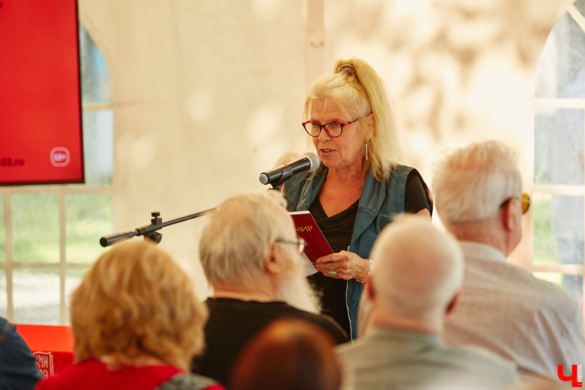 Пятый книжный фестиваль «Китоврас» сосредоточил вокруг себя все культурное сообщество Владимира. По традиции были на нем и звезды. Если в 2024-м столицу региона посетила Татьяна Толстая, то в этот раз приглашение получила королева ироничного детектива Дарья Донцова. Подробности события — в нашем фоторепортаже!