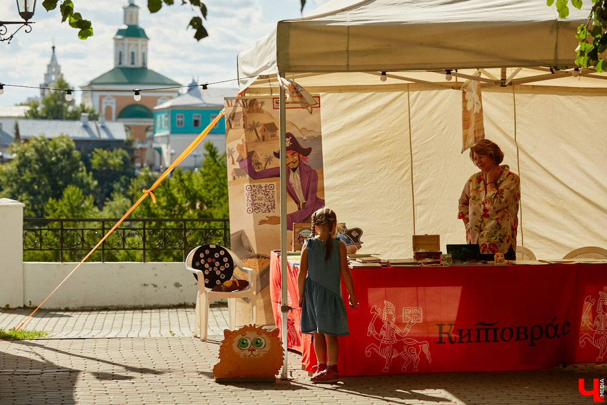 Пятый книжный фестиваль «Китоврас» сосредоточил вокруг себя все культурное сообщество Владимира. По традиции были на нем и звезды. Если в 2024-м столицу региона посетила Татьяна Толстая, то в этот раз приглашение получила королева ироничного детектива Дарья Донцова. Подробности события — в нашем фоторепортаже!