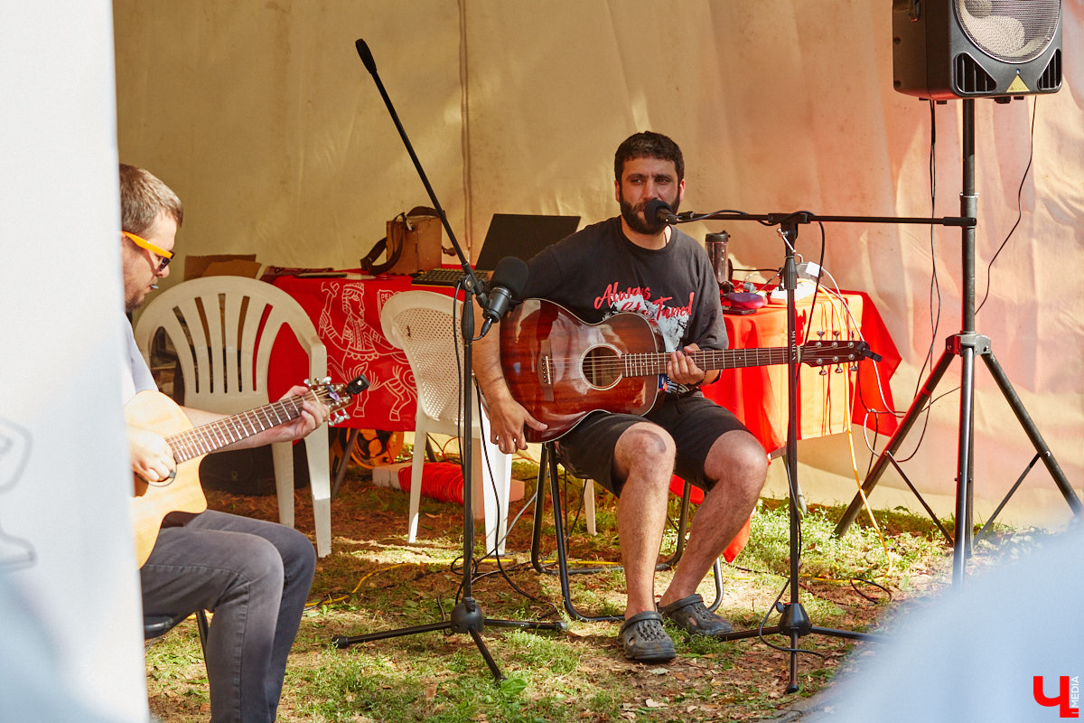 Пятый книжный фестиваль «Китоврас» сосредоточил вокруг себя все культурное сообщество Владимира. По традиции были на нем и звезды. Если в 2024-м столицу региона посетила Татьяна Толстая, то в этот раз приглашение получила королева ироничного детектива Дарья Донцова. Подробности события — в нашем фоторепортаже!