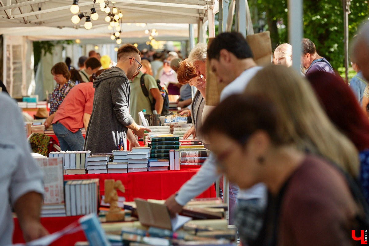Пятый книжный фестиваль «Китоврас» сосредоточил вокруг себя все культурное сообщество Владимира. По традиции были на нем и звезды. Если в 2024-м столицу региона посетила Татьяна Толстая, то в этот раз приглашение получила королева ироничного детектива Дарья Донцова. Подробности события — в нашем фоторепортаже!