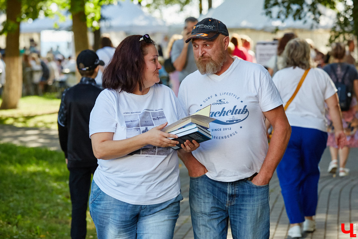 Пятый книжный фестиваль «Китоврас» сосредоточил вокруг себя все культурное сообщество Владимира. По традиции были на нем и звезды. Если в 2024-м столицу региона посетила Татьяна Толстая, то в этот раз приглашение получила королева ироничного детектива Дарья Донцова. Подробности события — в нашем фоторепортаже!