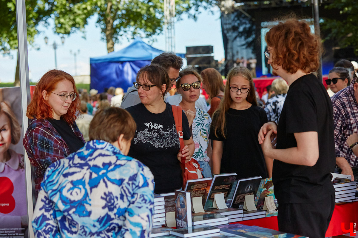 Пятый книжный фестиваль «Китоврас» сосредоточил вокруг себя все культурное сообщество Владимира. По традиции были на нем и звезды. Если в 2024-м столицу региона посетила Татьяна Толстая, то в этот раз приглашение получила королева ироничного детектива Дарья Донцова. Подробности события — в нашем фоторепортаже!
