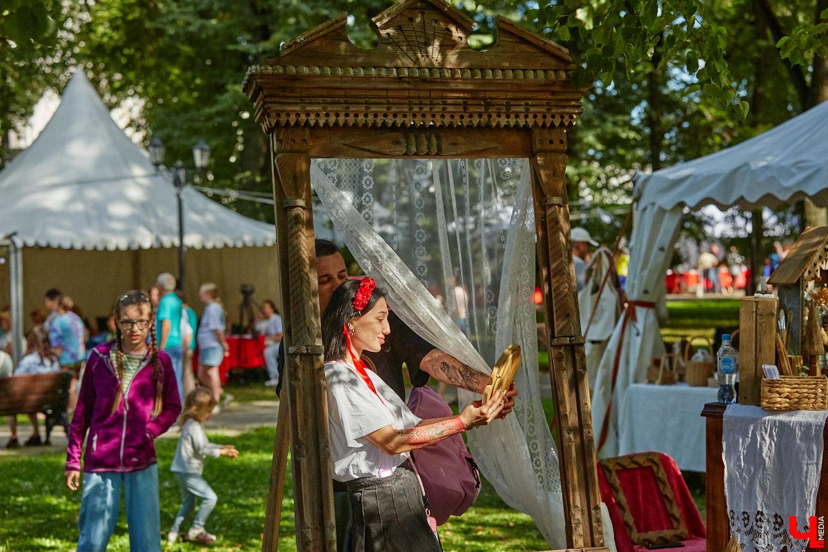 Пятый книжный фестиваль «Китоврас» сосредоточил вокруг себя все культурное сообщество Владимира. По традиции были на нем и звезды. Если в 2024-м столицу региона посетила Татьяна Толстая, то в этот раз приглашение получила королева ироничного детектива Дарья Донцова. Подробности события — в нашем фоторепортаже!
